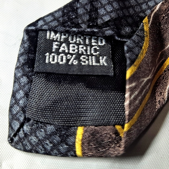 Geoffrey Beene 💯 Silk Men's Necktie 55-57" x 4" Gray/Burgundy Abstract USA Made - Picture 5 of 9